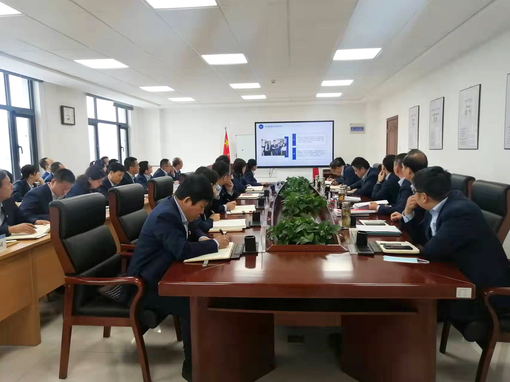 开云手机官方版页面登录入口-开云(中国)
召开党委理论学习中心组集体学习会议(图2)