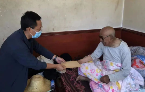 开云手机官方版页面登录入口-开云(中国)
赴帮扶村对接工作并慰问困难党员(图2) 开云手机官方版页面登录入口-开云(中国)
赴帮扶村对接工作并慰问困难党员(图2)